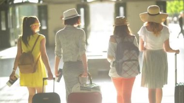 Arkadan görünüşü belgelerle, Bilet ve büyük seyahat çantaları havaalanında elinde dört oldukça yakışıklı kız. Yaz tatili, kavram seyahat.