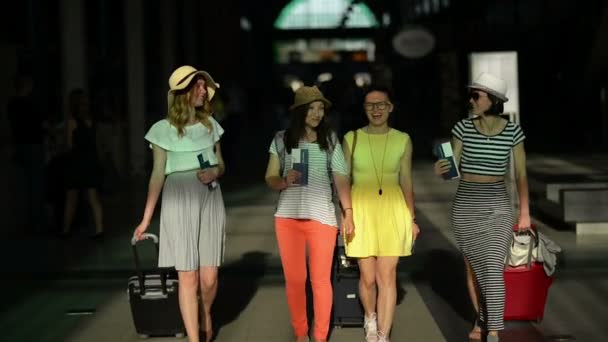 Las mujeres viajeras sonrientes con equipaje están en el aeropuerto. Vacaciones de verano, concepto de viaje . — Vídeos de Stock