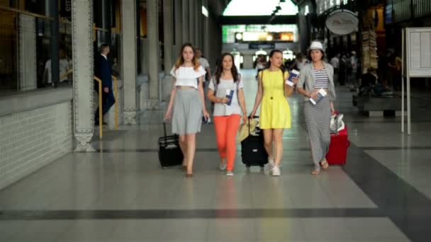 Vier gelukkig vrouwelijke toeristen in modieuze zomer kleding met documenten, Tickets en grote reistassen in handen gaan voor de aanhouding op de luchthaven. — Stockvideo