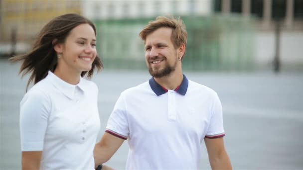 Primer plano Retrato de feliz pareja enamorada caminando por la ciudad sosteniendo las manos. Atractiva joven mujer y guapo hombre pasar tiempo juntos . — Vídeo de stock