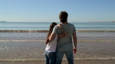 Çift arka plan Beach okyanus Sunrise sarılma. Sarılma ve arka görünüm deniz manzarası üzerinde arıyor insan. Kaç gün batımı tadını çıkarın. Seyahat etmek tatil tatil.