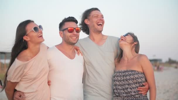 Portre, mutlu etkin grup insanlar sırasında onların tatil yaz aylarında denize yakın. — Stok video