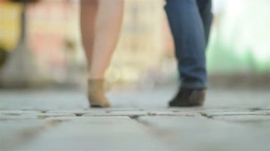 Çift aşk yürüyüş Midday.The hava, kaldırımda Sunny ve ısı olduğunu. Bir çift eğlenmek.