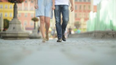 Çift aşk yürüyüş Midday.The hava, kaldırımda Sunny ve ısı olduğunu. Bir çift eğlenmek.