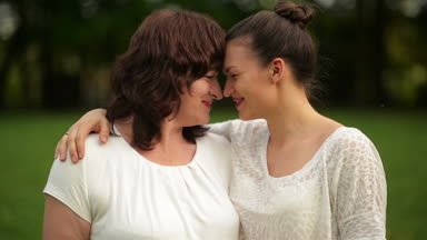 Güzel anne ve kızı birbirlerine güneşli bir günde sarılma. Çünkü bugün anneler günü çok eğlenceli yaşıyorsanız.