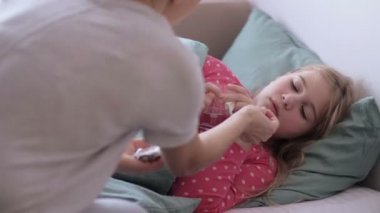 Hasta Çocuk Yüzlü Uyuşturucu İçen, Üzgün Kız Portresi Yatağında İlaç İçen. Anne kızına hap veriyor.