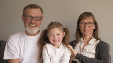 Aile, üretimi ve insanlar kavramı - büyükanne, büyükbaba ve küçük torunu park adlı sarılma gülümseyen mutlu