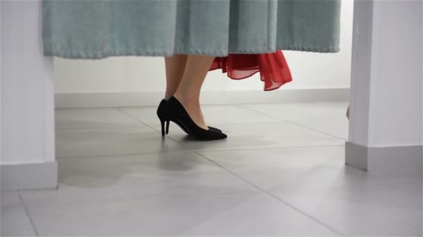 Jambes de femme dans la salle d'ajustement dans le centre commercial. Magasins et vêtements Concept de magasin. Vue rapprochée des pieds à talons hauts . — Video