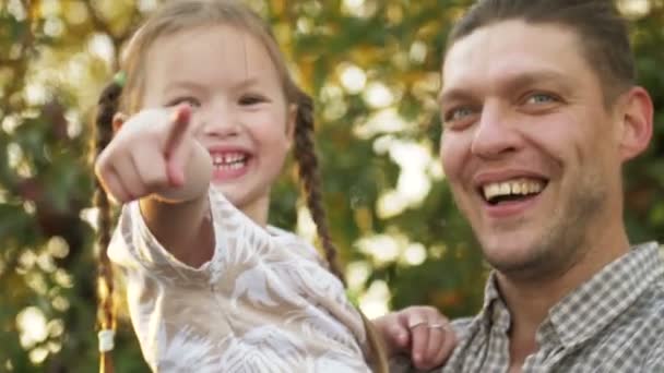 Otec ang dcera tráví čas spolu, holčička ukazuje prstem, příjemně se usmívá. Šťastná rodina těší společně, klidná atmosféra — Stock video