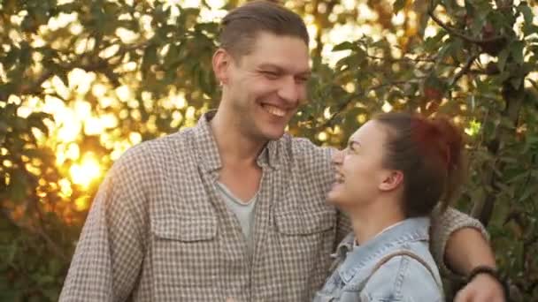 Close up retrato de casal abraçando, rindo e sorrindo ao ar livre na natureza em férias lua de mel — Vídeo de Stock