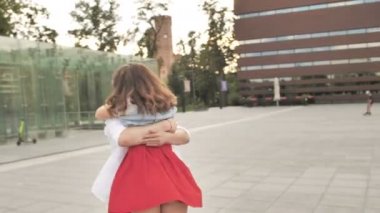 Aşık genç çift eski binanın önünde şehir merkezinde eğleniyor. Esmer adam tutan ve güzel kadın iplik.