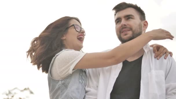 Un par de amigos pasándola bien en la ciudad. La chica abraza a su amigo después de mucho tiempo no se ven — Vídeos de Stock