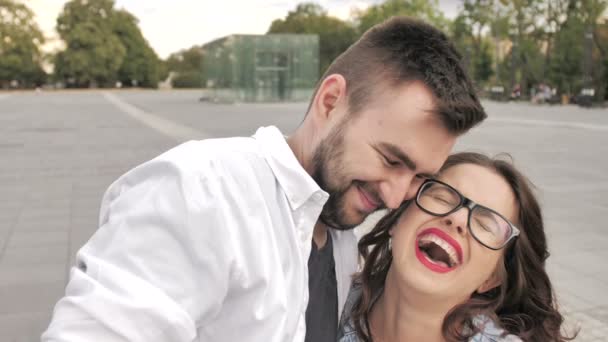 Feliz pareja joven tomando selfie por teléfono móvil en la calle. Amor y concepto divertido. foto tonificada, Primer plano retrato . — Vídeo de stock