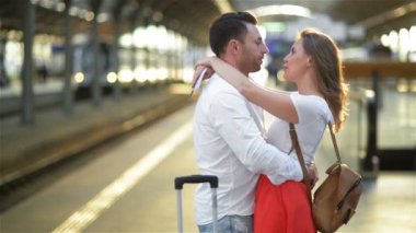 Üzgün Genç Adam Love Okşayarak ve Güneşli Günü Yola Çıkmadan Önce Tren İstasyonu'nda Kız Arkadaşı veda.
