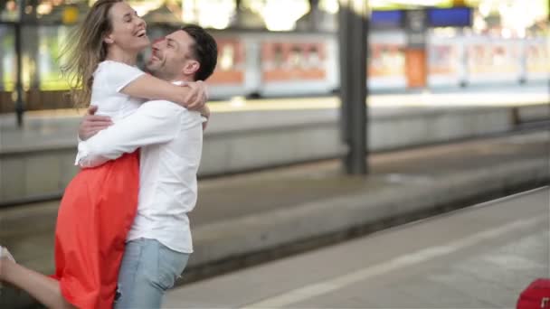 Jeune couple heureux de se rencontrer à nouveau dans la gare. La fille court à la rencontre de son petit ami . — Video