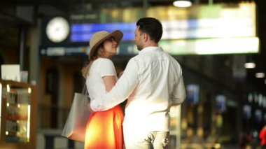 Genç adam ve kadın yeraltında kullanıyor. Metrodaki çift. Kadın ve erkeğin kesişme görünümü birbirinin önünde durur. Hızlı Tren. Underground. Aşk Hikayesi. Sevgililer Günü.