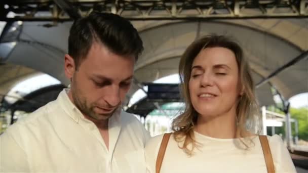 Hombre feliz abrazando sonriente hembra mientras se encuentra en la escalera mecánica. Los amantes felices durante el concepto de viaje. Pasar juntos la luna de miel . — Vídeo de stock