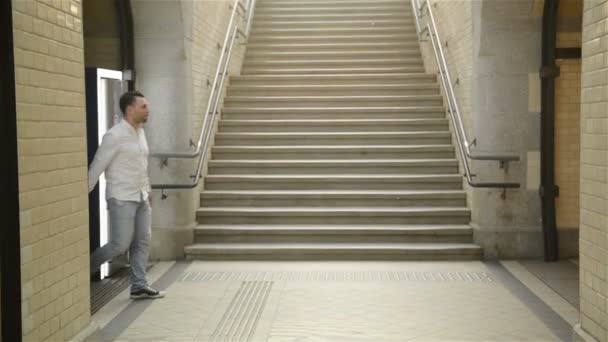 Junges Paar froh, sich am Bahnhof wiederzusehen. Mädchen rennt zu ihrem Freund. — Stockvideo