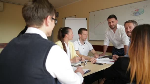 Mad Manager Boss Scolding Dipendenti Gruppo Gridare alla riunione dell'ufficio Criticare arrabbiato circa il fallimento aziendale Problema di business. Furioso dirigente del team CEO urlare alla riunione del personale in sala riunioni . — Video Stock