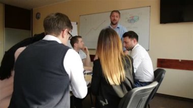 Kızgın Patron, Konferans Masası'nda Oturan Kötü İş Sonucu için Kadın Çalışan Azarlama. Erkek Yönetmen Farklı Takım Toplantısında Mali Belgede Hata Için Beceriksiz Ast Blaming Shouting.