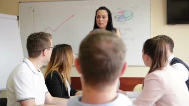 Çeşitli çalışanlar ve kadın antrenör Mentor kurumsal Iş Eğitim Atölyesi el kaldırın. Takım ofisi sunum destek oy gönüllü katılmasına katılım nişanlanıyor al fikir birliği.
