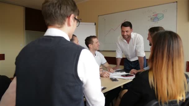 Ein zufriedener Firmenchef, der verschiedene Geschäftsteams motiviert, gibt gemeinsam eine hohe Fünf. Belohnung für gute Ergebnisse gemeinsam feiern. Mitarbeitergruppe mit Trainer-Mentor im Teambuilding — Stockvideo