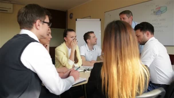 Boze baas scolding vrouwelijke werknemer voor slecht werk resultaat zittend op de conferentietafel. Mannelijke directeur Yelling bij incompetent ondergeschikte blaming voor fout in financieel document bij diverse team Meeting. — Stockvideo