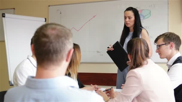 Diverse medewerkers en vrouwelijke coach mentor te verhogen handen op corporate Business Training Workshop. Word betrokken bij het stemmen vrijwilliger deelnemen aan team Office presentatie ondersteuning unaniem idee. — Stockvideo