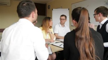 Çalışma Sürecinde İş Ekibi Kavramı. Genç profesyoneller yeni pazar projesi ile çalışır. Proje Yöneticileri Toplantısı. Ofis arka planı. Birlikte Merdivenyukarı Taşıma.