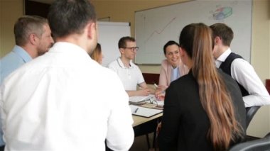 Çalışma Sürecinde İş Ekibi Kavramı. Genç profesyoneller yeni pazar projesi ile çalışır. Proje Yöneticileri Toplantısı. Ofis arka planı. Birlikte Merdivenyukarı Taşıma.