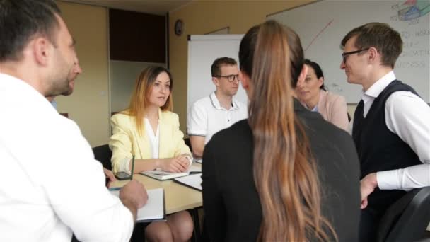 Zaměstnanci sady Office diskuse o tvůrčím projektu v zasedací místnosti. Skupina mladých zaměstnanců pracujících společně a plánování důležitého přiřazení v moderním kavkazském startu v kanceláři — Stock video