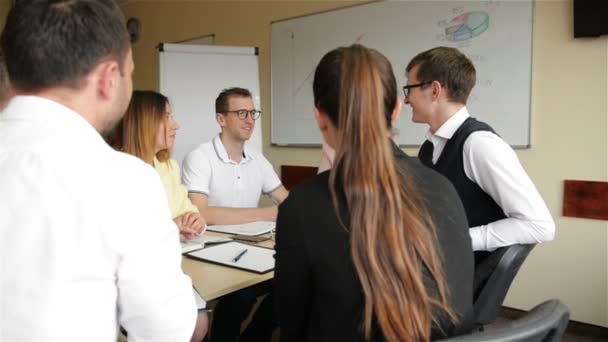 Yönetim Kurulu'nda Yaratıcı Bir Proje Üzerinde Tartışan Ofis Çalışanlarından Oluşan Bir Ekip. Modern Kafkasya'da Önemli Bir Görevde Birlikte Çalışan ve Önemli Bir Atama Yı Planlayan Bir Grup Genç Personel — Stok video
