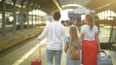 Şirin Kızlı Genç Aile, Tren Platformunda Yürüyen Bavul. En İyi Seyahat ve Tatil Konsepti. Kafkas Görünümü.