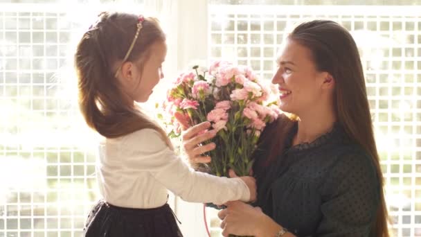 A filha da criança parabeniza as mães e lhe dá uma caixa de presente. Feliz dia das mães — Vídeo de Stock