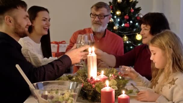 Vrolijk kerstfeest. Gelukkig gezin dineert thuis. Viering vakantie en saamhorigheid in de buurt van boom. — Stockvideo