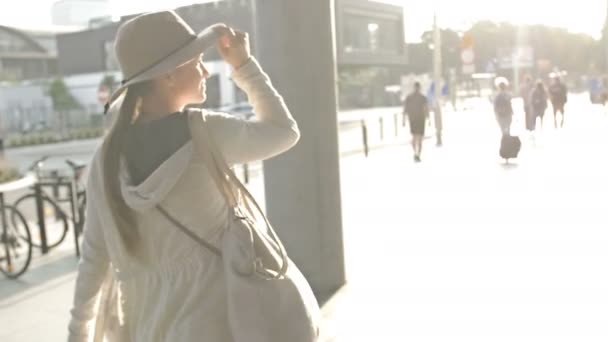 Vrouwelijk vertrouwen. Een wandelende vrouw. Stedelijke straat. Zomer zonsondergang. — Stockvideo