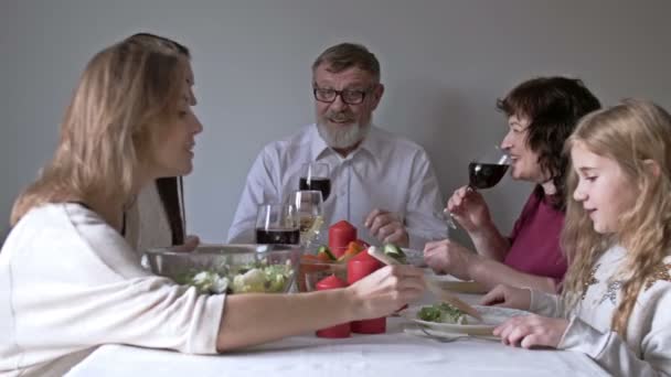Famiglia Seduto Intorno Tavolo Mangiare Comunicare Divertirsi Durante Cena Famiglia — Video Stock