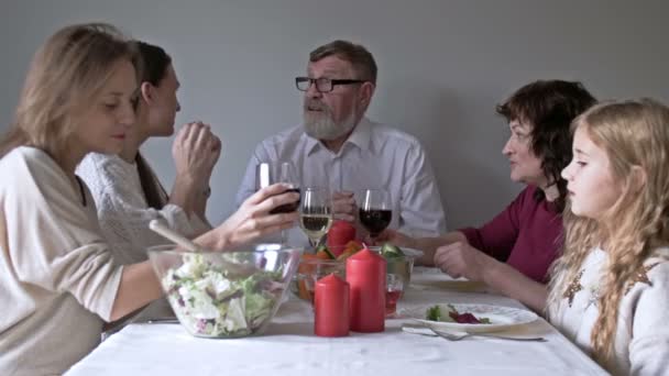 Χαμογελώντας Οικογενειακή Πρόποση Στις Ευχαριστίες Στο Τραπέζι Του Δείπνου — Αρχείο Βίντεο