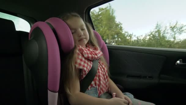 Linda niña durmiendo en el asiento del coche durante el paseo en el asiento trasero — Vídeo de stock