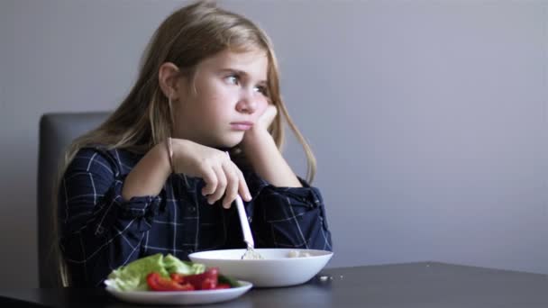 A menina não quer comer verduras. Criança fica com raiva e se vira. — Vídeo de Stock