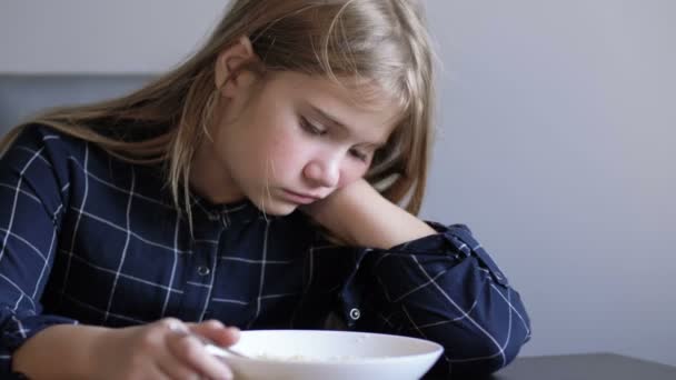 Enfant prenant un petit déjeuner sain dans la cuisine. La fille n'a pas faim. Elle refuse de manger. Faible appétit . — Video