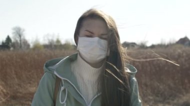 Sokakta maskeli genç bir kadın. Coronavirus 'un kendini koruma kavramı.
