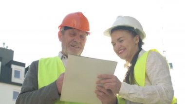 İki müteahhit, bir erkek ve genç bir kadın, iş meselelerini tartışıyorlar. Keyfin yerinde..