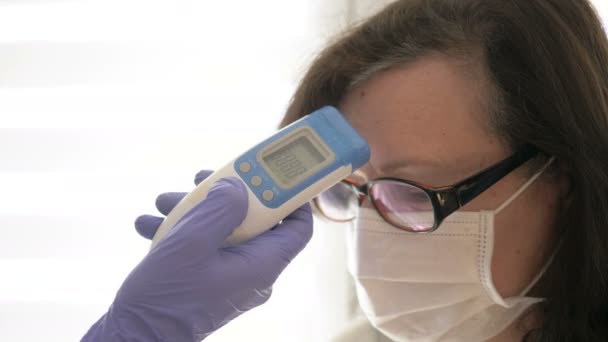 Non-contact measurement of temperature in a patient with suspected coronovirus infection. Temperature is normal. — Stock Video