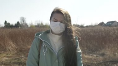 Sokakta maskeli genç bir kadın. Coronavirus 'un kendini koruma kavramı.