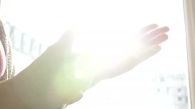 Mikrop, bakteri ve virüs yayılmasını önlemek için alkol spreyi ya da anti bakteri spreyi kullanan bir kadının eli. Kişisel temizlik..