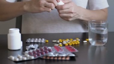 Evde intihar etmek için aşırı dozda hap alan bir kadın. Depresyondaki kız ölümcül dozda hap alarak intihar ediyor. Elimde ilaç var..