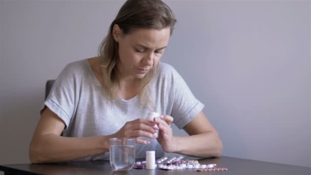 Mulheres deprimidas com transtorno mental com muita droga na mão quer cometer suicídio sentado em casa — Vídeo de Stock