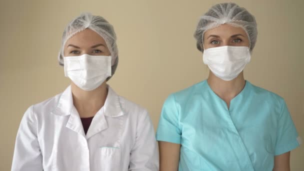 Por favor, fica em casa. Enfermeiras com um cartaz. Recomendação colocada em quarentena para prevenir o coronovírus covid19 . — Vídeo de Stock