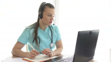 Teletıp. Doktor karantina sırasında hastalara uzaktan danışmanlık yapıyor..